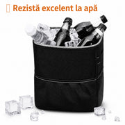 Cos de gunoi auto NextWave®, pliabil si impermeabil, capacitate 7, 6 L, curea reglabila pentru tetiera sau consola, 4 capse magnetice pentru fixarea sacului, buzunare exterioare pentru depozitare, design compact anti-scurgeri, negru