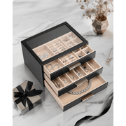 Cutie de bijuterii, organizator cu capac transparent, spatiu de depozitare 3 sertare pentru coliere, inele, cercei, lantisoare, bratari, interior catifelat, compartimentare multipla, piele ecologica neagra, 25 x 18 x 15 cm