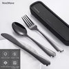 Set tacamuri portabile de calatorie NextWave® cu caseta de transport ranforsata si inchidere cu clema, 4 piese compacte din otel inoxidabil, rezistente la rugina, lavabile in masina de spalat vase, pentru camping, birou si scoala, negru